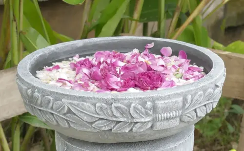 Product image of the product “Medan - Bowl with leaf motive, Ø 29 cm | cast stone ”